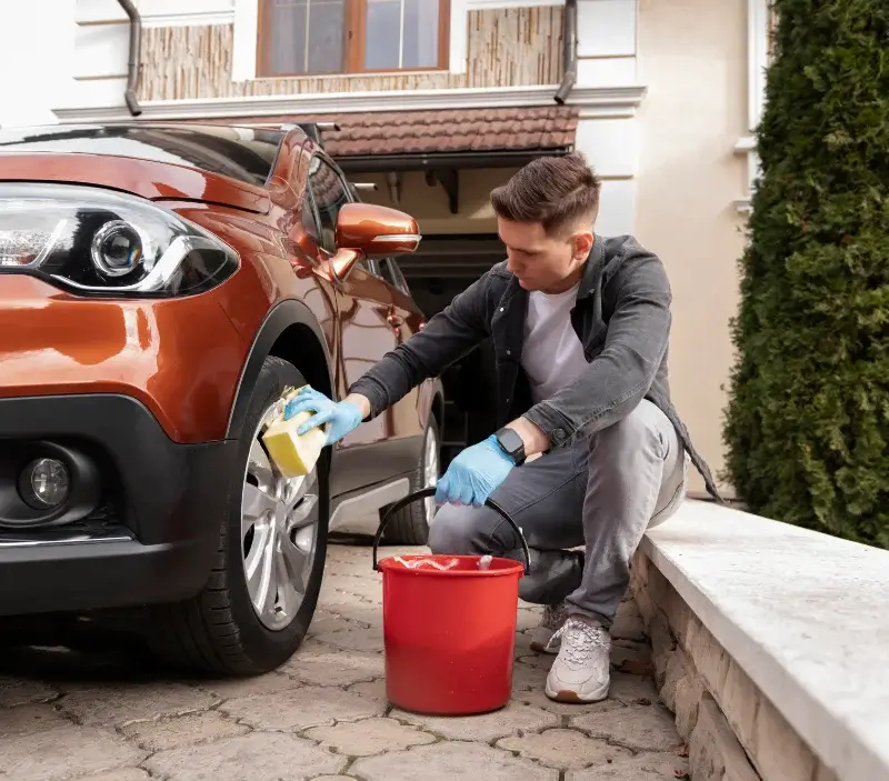 Lavage auto à domicile Colleville : professionnel intervenant sur un véhicule